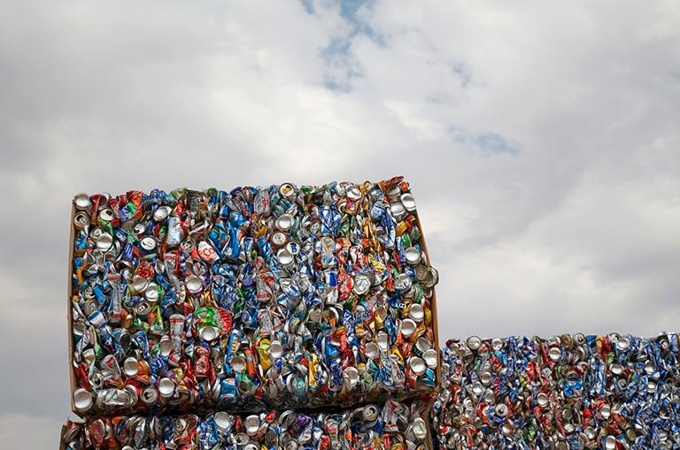 sprasowane śmieci plastikowe